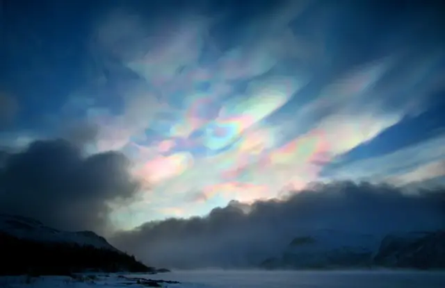 Bilden visar pärlemormoln.