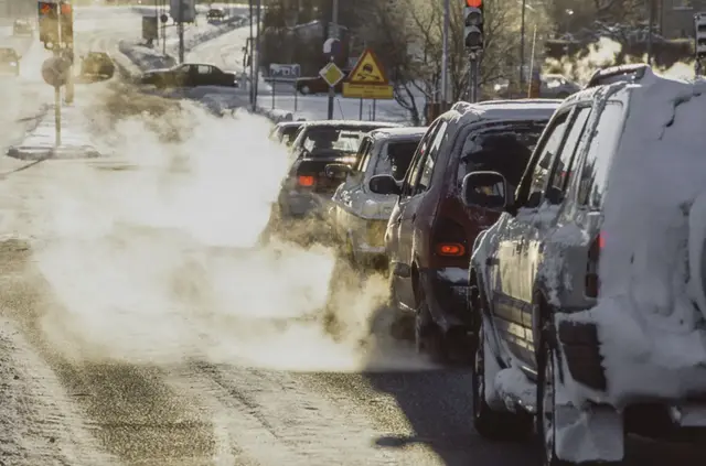 Bilkö där bilar släpper ut avgaser - vinter