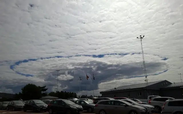 Bilden visar ringformat hål i molntäcket över Åland.