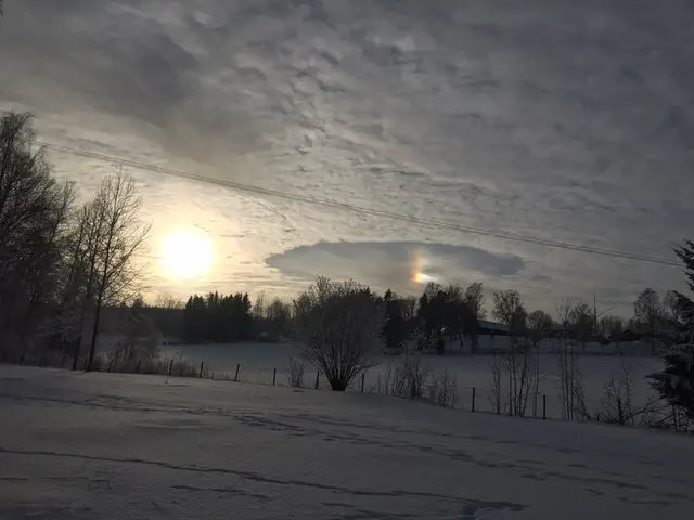 Bilden visar ett hål i moln och bisol.