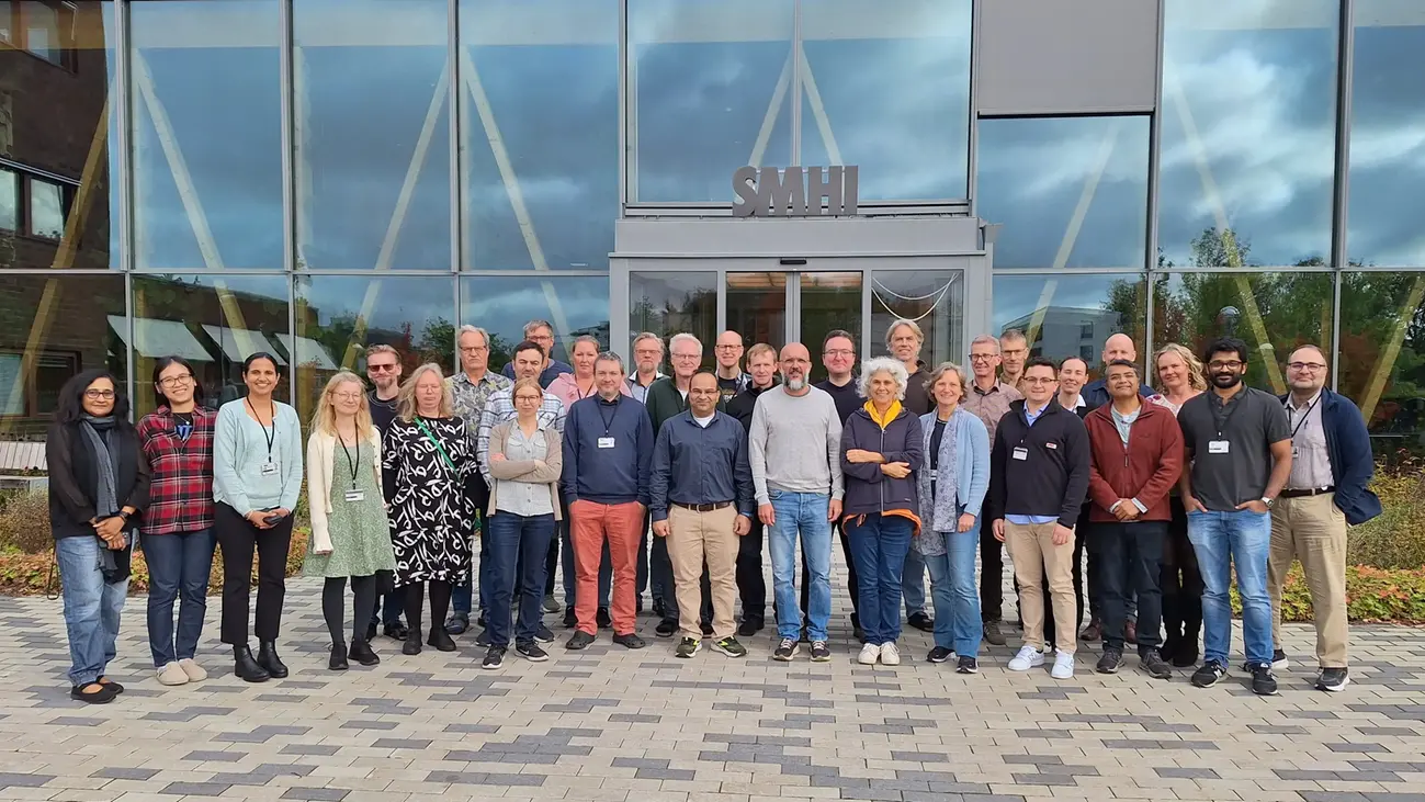 Gruppfoto utanför SMHI:s entré.